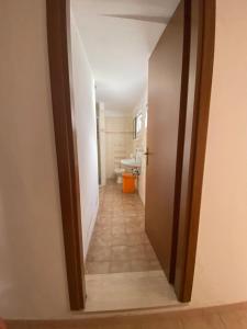 a hallway leading to a bathroom with a toilet at L'Ostello in Vasto