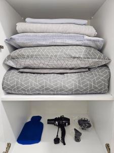 Un armario con una cama y almohadas y una cámara. en Starlight - Kaymakli, en Lefkosa Turk