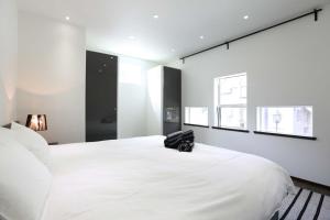 En eller flere senge i et værelse på Hakuba Slopeside Chalet