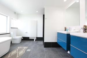 Et badeværelse på Hakuba Slopeside Chalet + 21 billeder