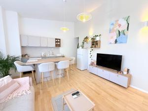 Et tv og/eller underholdning på Luna Serene Garden Home - Jacuzzi & Gym