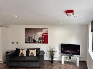 Μια τηλεόραση ή/και κέντρο ψυχαγωγίας στο One-bed Luxury Apartment B11SA by LiveComfortably