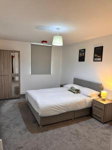 Ένα ή περισσότερα κρεβάτια σε δωμάτιο στο One-bed Luxury Apartment B11SA by LiveComfortably