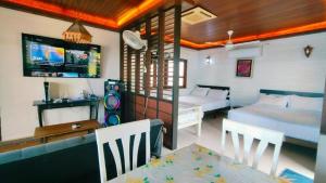 Ένα ή περισσότερα κρεβάτια σε δωμάτιο στο Beach Front mini chalet - private pool, speaker system, complete kitchen, BBQ for 8 pax