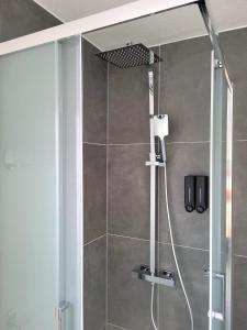 フィリンゲン・シュヴェニンゲンにあるFischer Apartment 2 - geräumige Monteurs- & Ferienwohnung mit 4 Schlafzimmern - neu renoviert mit privater Terrasse, Smart-TV & voll ausgestatteter Küche - ideal für Arbeit, Gruppen & Familienの浴室のガラス扉付きシャワー +12枚の写真