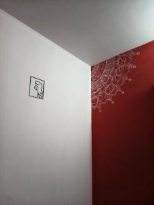 eine Ecke eines Zimmers mit einem Gemälde an der Wand in der Unterkunft Mud apples varkalaa in Varkala