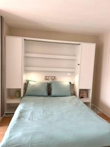 Un dormitorio con una cama grande con sábanas azules. en K Sunrise, en Ostende