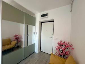 a living room with a large mirror and pink flowers at Nucleo Pipera in Voluntari +4 photos