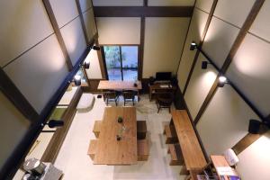 京都的住宿－京都好運氣賓館，享有带桌椅的房间的顶部景色