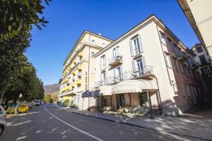 een gebouw aan de kant van een stadsstraat bij Appartamenti Lungolago in Verbania