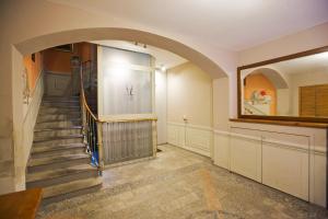 een hal met een boog en een trap in een huis bij Appartamenti Lungolago in Verbania +2 foto's