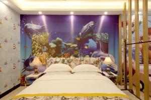 1 dormitorio con un muro bajo el mar en Xingyue Apartment Nimble Huamei Branch, en Guangzhou