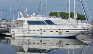 a white boat is docked in the water at Boat4u in Cavallino-Treporti