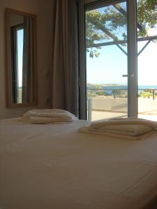 A bed or beds in a room at Villa-Palaiochora