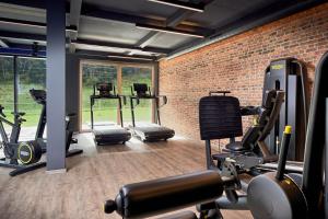 un gimnasio con máquinas de correr y una pared de ladrillo en Gästehaus Wildschütz, en Tux