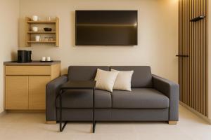 a living room with a couch and a television at Escala in Fully