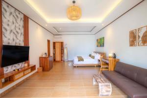 Televiisor ja/või meelelahutuskeskus majutusasutuses Uma Nandhi Villa Ubud