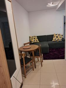 a living room with a table and a couch at Mieszkanie przy RONDZIE in Marcinkowo