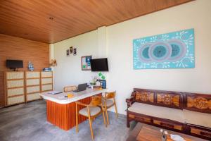 Televiisor ja/või meelelahutuskeskus majutusasutuses Uma Nandhi Villa Ubud