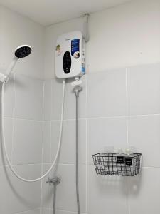 La salle de bains est pourvue d'une douche et d'un sèche-cheveux. dans l'établissement X GO INN Siriraj Wang Lang - โก อินน์ โรงพยาบาลศิริราช วังหลัง, à Bangkok