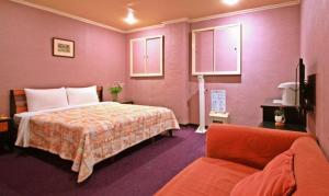 Postel nebo postele na pokoji v ubytování Red Cabin Inn
