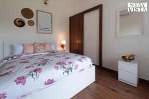 The Poetry House by VEO - Part of StayVista في كارجات: غرفة نوم مع سرير مع لحاف متهالك