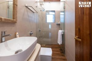 The Poetry House by VEO - Part of StayVista في كارجات: حمام مع حوض غسيل أبيض ودش +40 صورة