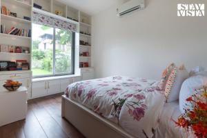 The Poetry House by VEO - Part of StayVista في كارجات: غرفة نوم بها سرير ونافذة