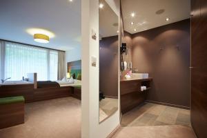 een badkamer met douche en ligbad bij Das Kronthaler - Adults only in Achenkirch