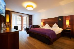een hotelkamer met een bed en een televisie bij Das Kronthaler - Adults only in Achenkirch +37 foto's