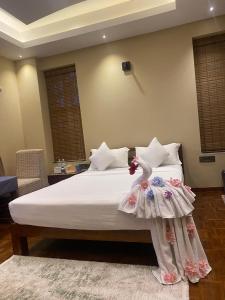 Voodi või voodid majutusasutuse Gharanabites Room and Dinning toas