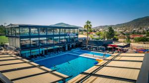 an overhead view of the pool at a resort at Parrot Papagalakia 101 in Salamina