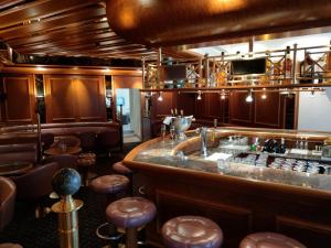 Lounge alebo bar v ubytovaní Seehotel Winkelried