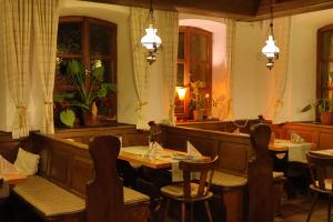 a restaurant with tables and chairs in a room at Landgasthof Hotel Zum Roß Dorfgütingen in Feuchtwangen