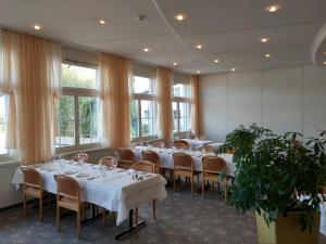 Reštaurácia alebo iné gastronomické zariadenie v ubytovaní Seehotel Winkelried