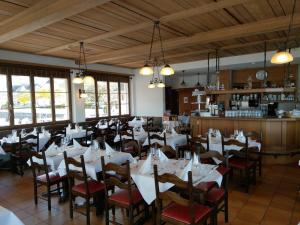 Reštaurácia alebo iné gastronomické zariadenie v ubytovaní Seehotel Winkelried