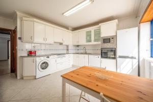 Kuchyň nebo kuchyňský kout v ubytování GuestReady – Alcochete Views & Comfort