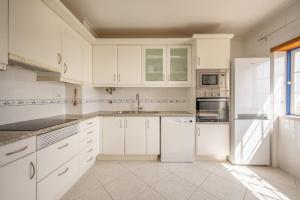 Kuchyň nebo kuchyňský kout v ubytování GuestReady – Alcochete Views & Comfort + 30 fotografií