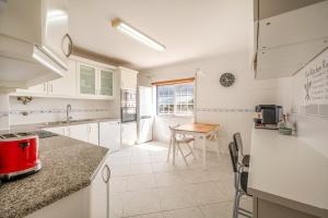 Kuchyň nebo kuchyňský kout v ubytování GuestReady – Alcochete Views & Comfort