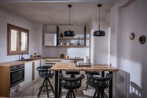 Majoituspaikan Cosmopolis Crete Suites keittiö tai keittotila