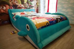 Bett in einem Kinderzimmer mit Spielzeugflugzeug in der Unterkunft Xingyue Apartment Nimble Huamei Branch in Guangzhou