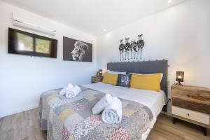 ブルガウにあるBurgau Beach Apartmentのタオルが敷かれたベッドのある寝室 +17枚の写真