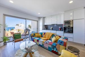 ブルガウにあるBurgau Beach Apartmentのソファとガラスのテーブルのあるリビングルーム