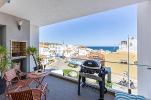 ブルガウにあるBurgau Beach Apartmentの市街の景色を望むバルコニーのグリル