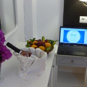 TV a/nebo společenská místnost v ubytování Blue Nest Hotel