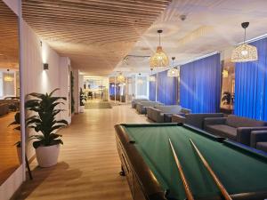 ein Zimmer mit Billardtisch und Stühlen in der Unterkunft Hotel Marisol by Dynamic Hotels in Calella