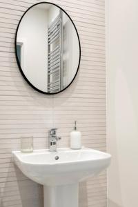 Φωτογραφία από το άλμπουμ του The London Lookout - New Build with Balcony Views by Damask Homes σε Seven Kings