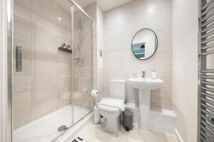 Φωτογραφία από το άλμπουμ του The London Lookout - New Build with Balcony Views by Damask Homes σε Seven Kings