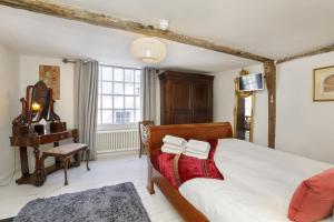 une chambre avec un lit, un bureau et une fenêtre dans l'établissement Bailey Court, à York