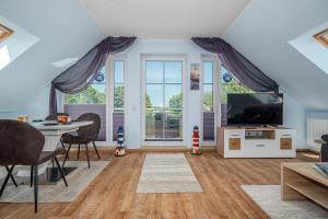 欧巴德伍斯图ALTES WASSERWERK Whg. AW-24的配有电视、桌椅的客厅